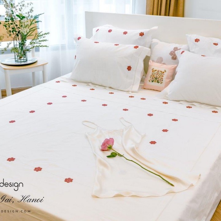 Queen size duvet cover embroidered with 7 rounds